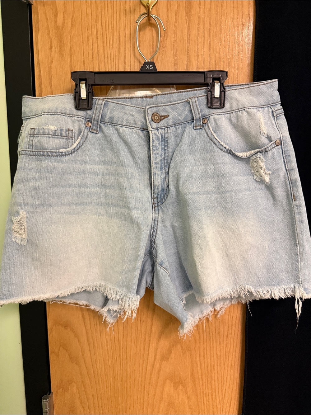Soundstyle Light Wash Distressed Denim Shorts - EUC